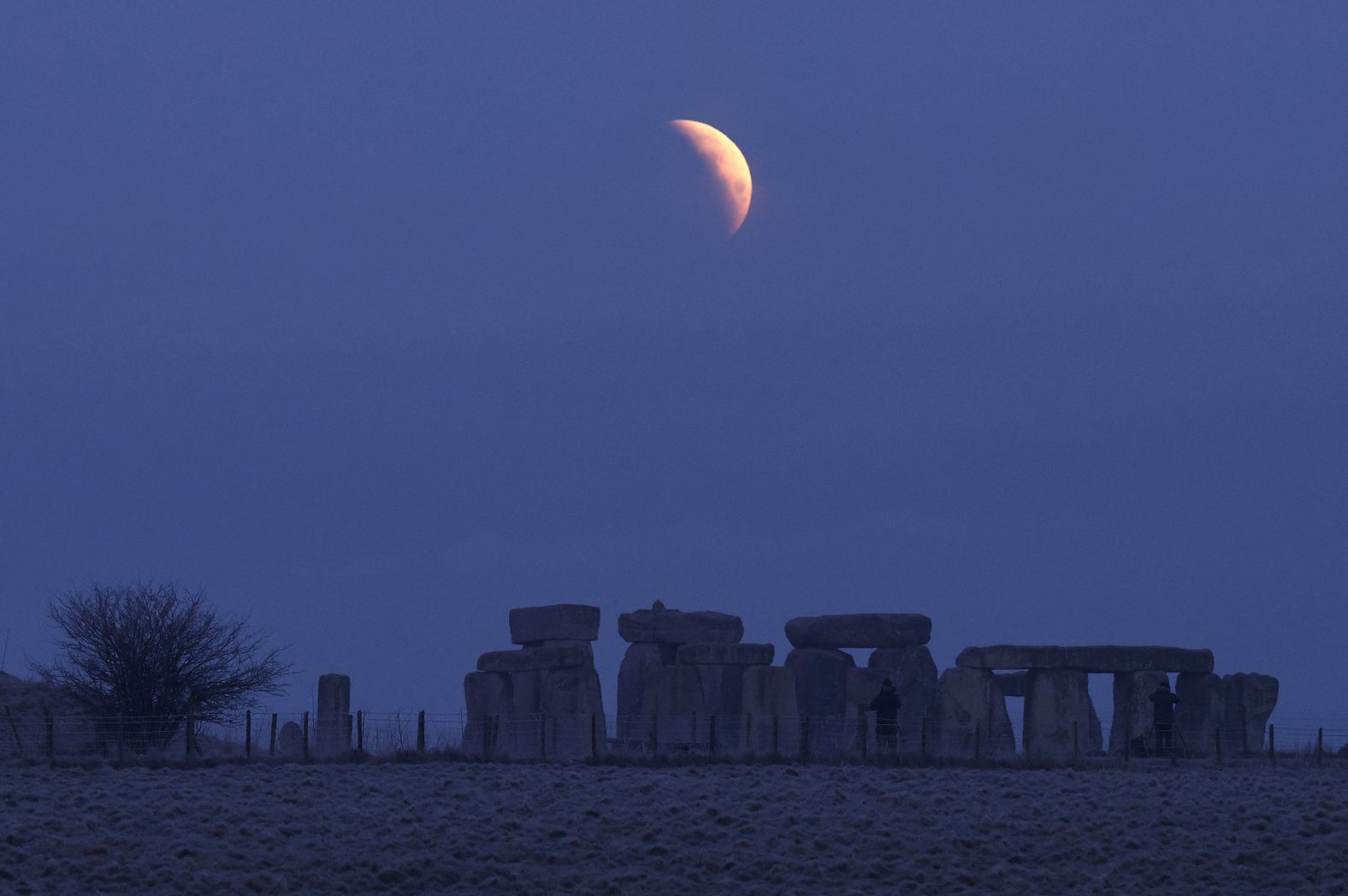 月は月食中、地球の影に入る。写真は英イングランドのエイムズベリーから見た光景＝１４日/Toby Melville/Reuters